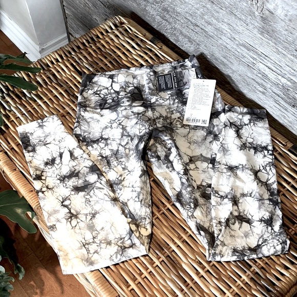 Lululemon Wunder Under HR Dual Shibori FO Luxtreme 28" Antique White Baltic Grey - Picture 2 of 5